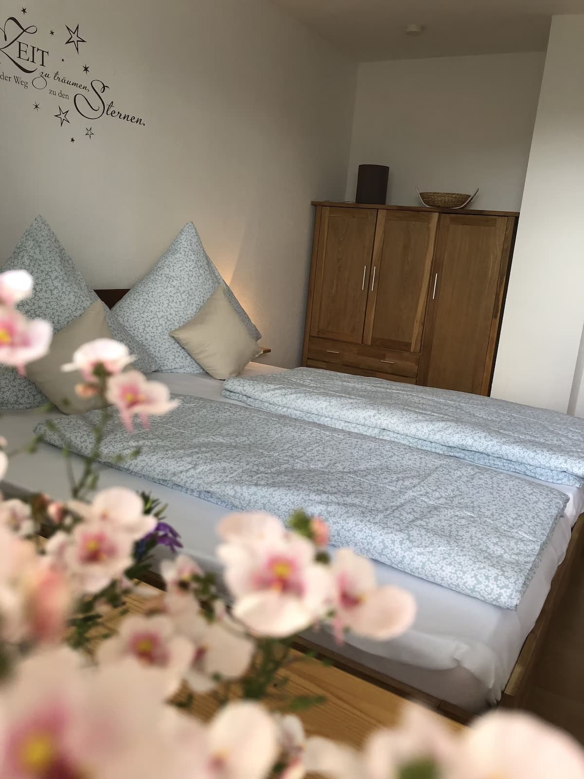 Schlafzimmer mit Blumen